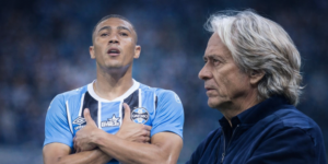 Carlos Vinícius destaca aprendizado com Jorge Jesus