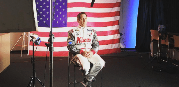 19.mai.2016 - Greg Biffle nos bastidores da gravação de uma entrevista à NBC