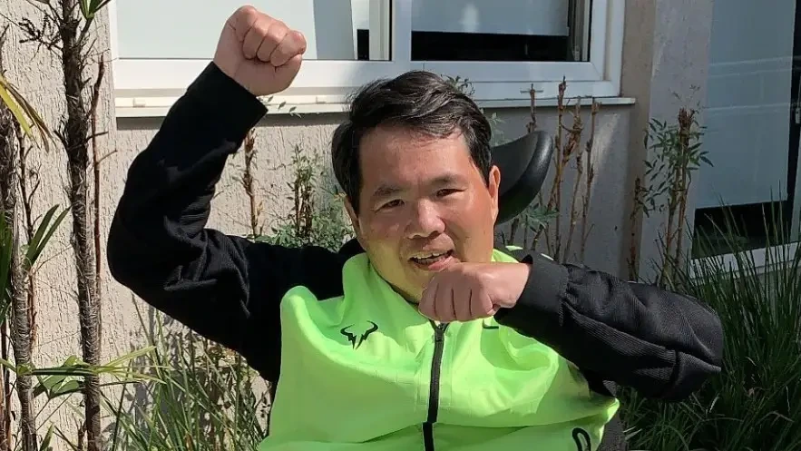 Seis anos após acidente, Robinson Shiba usa IA para fazer palestra