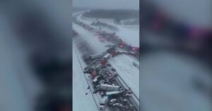 Tempestade de neve provoca acidente com dezenas de carros em Indiana, nos EUA