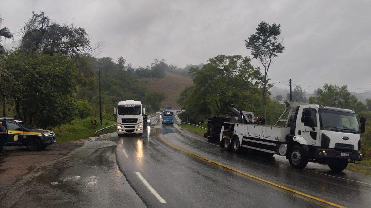 Trânsito na BR-470 em Rodeio é liberado após acidente