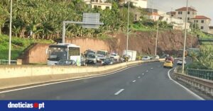 Um autocarro e duas viaturas ligeiras no acidente no Porto Novo — DNOTICIAS.PT