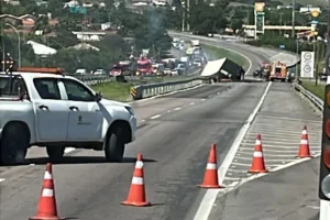 Vídeo: caminhão tomba, pega fogo e acidente interdita a BR-101 em Jaguaruna – Engeplus