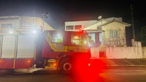 Explosão em botijão de gás causa incêndio em casa de família durante madrugada