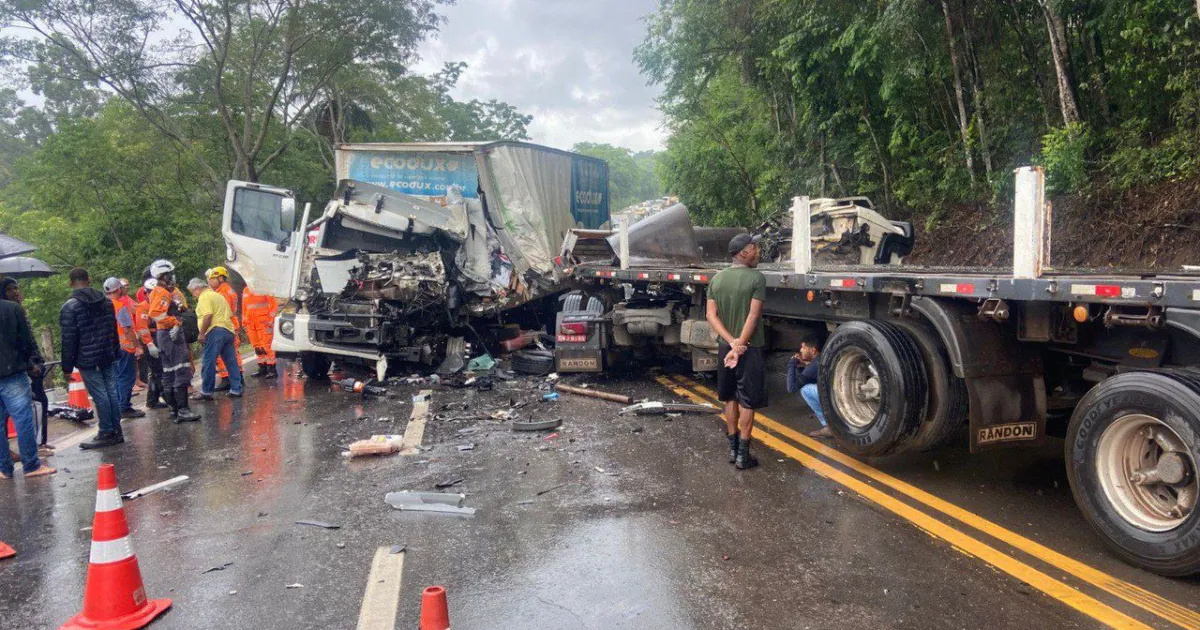acidente com carreta e caminhão deixa duas pessoas feridas; trânsito é fechado