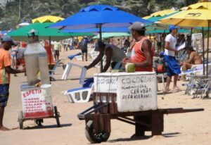 Praia Grande (SP) proíbe venda de alimentos como churrasco e queijo coalho na faixa de areia