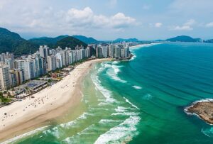 Praia imprópria para turistas recebe visita mesmo com proibição de banho e doenças podem surgir