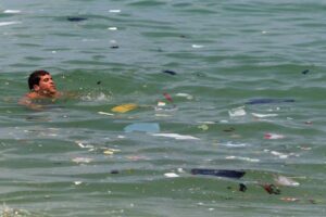 Uma das praias mais movimentadas do litoral brasileiro é imprópria para banho e poucos turistas sabem