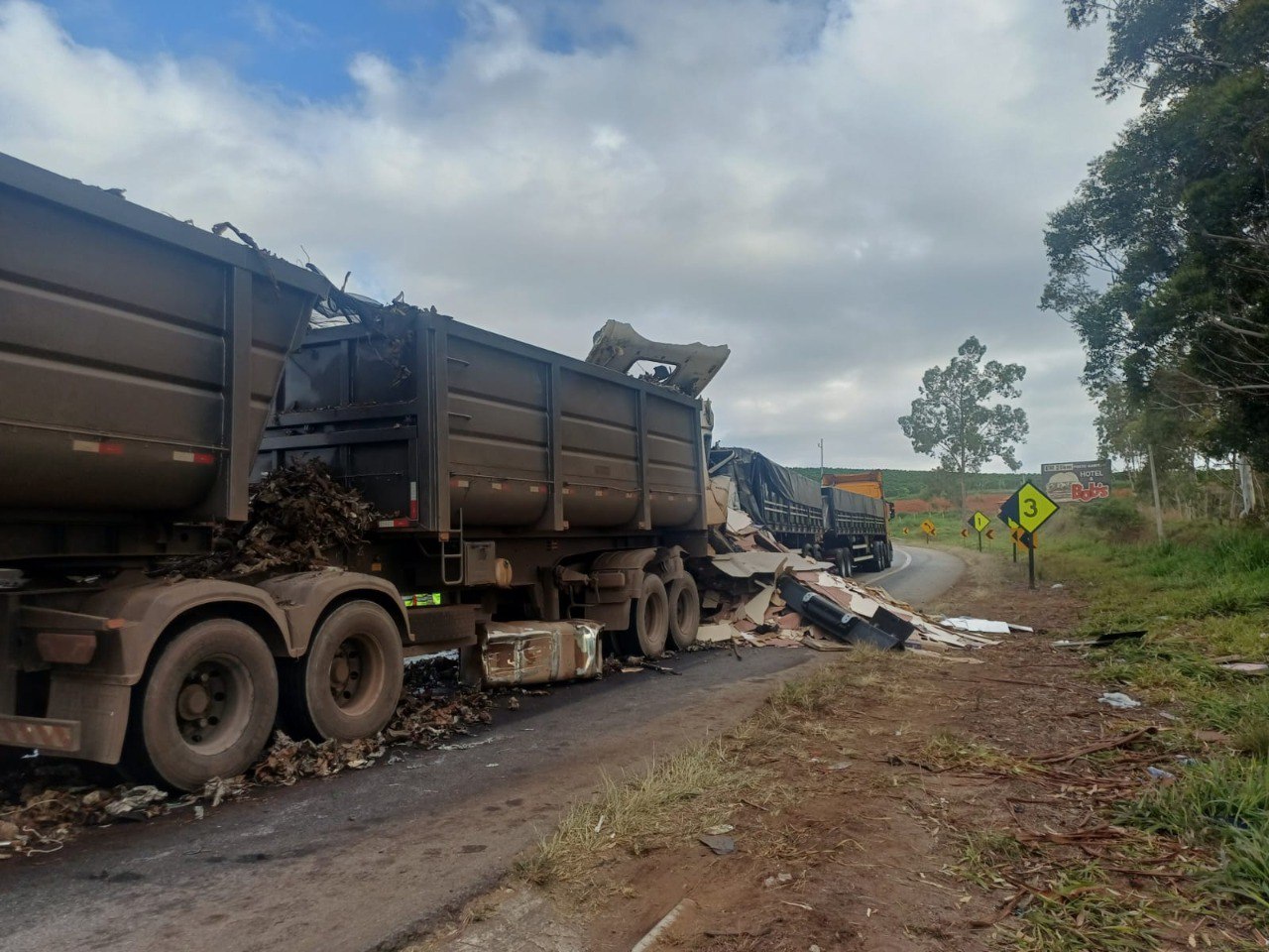 mais de 12h após acidente com carretas, via é liberada