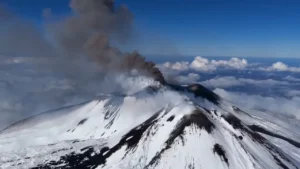 Vulcão mais alto da Europa entra (de novo) em erupção. Veja as imagens