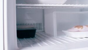 Novo alerta é emitido para brasileiros que costumam congelar alimentos