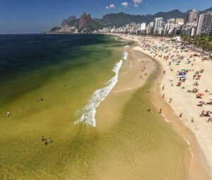 Entenda por que a Praia do Arpoador está imprópria para banho, mesmo com o mar caribenho