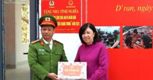 O Ministério da Segurança Pública entregou 30 pacotes de presentes a pessoas na província de Lam Dong afetadas por desastres naturais.