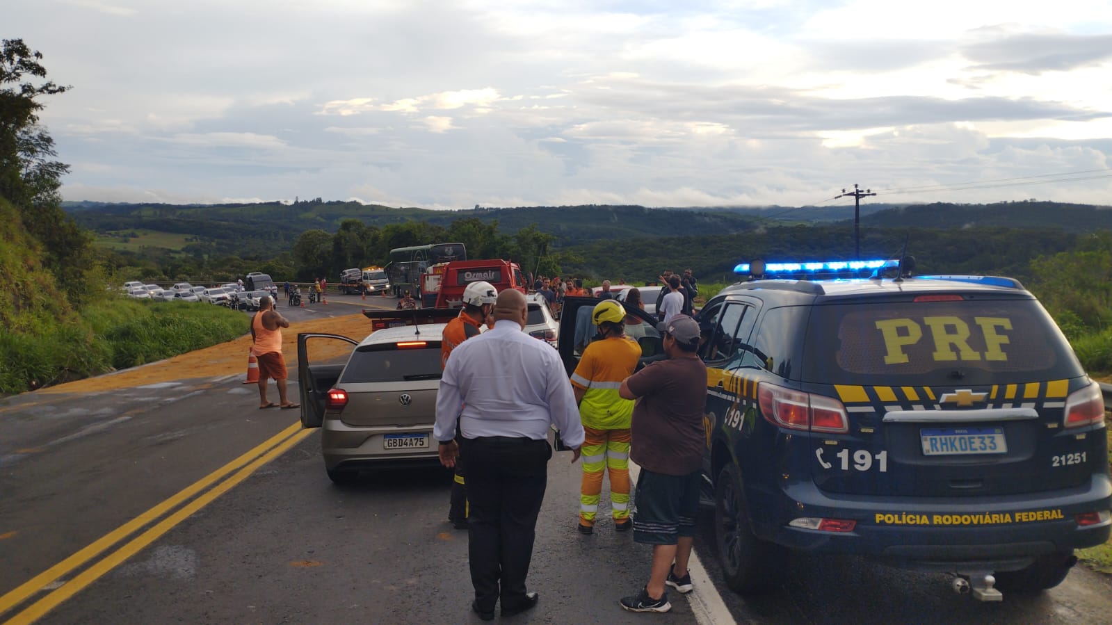 Acidente com ônibus e mais três veículos bloqueia BR-376 por duas horas