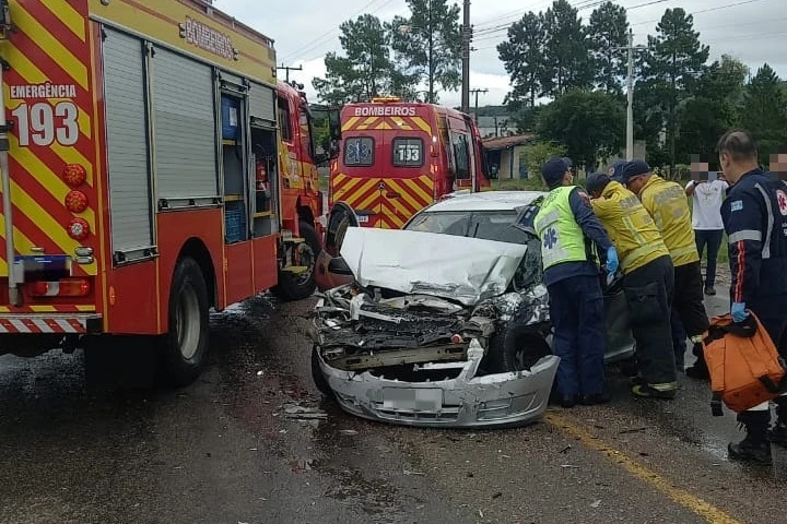 Acidente de trânsito deixa motorista preso às ferragens em Criciúma - Portal Engeplus