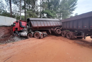 Acidente entre carreta e picape deixa três mortos na MS-240