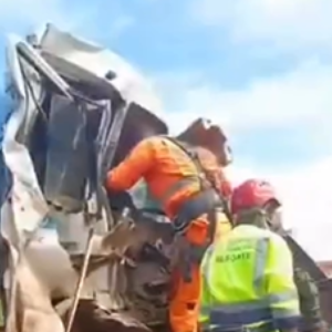 Acidente entre ônibus e caminhões interdita a BR-381 na Serra de Igarapé