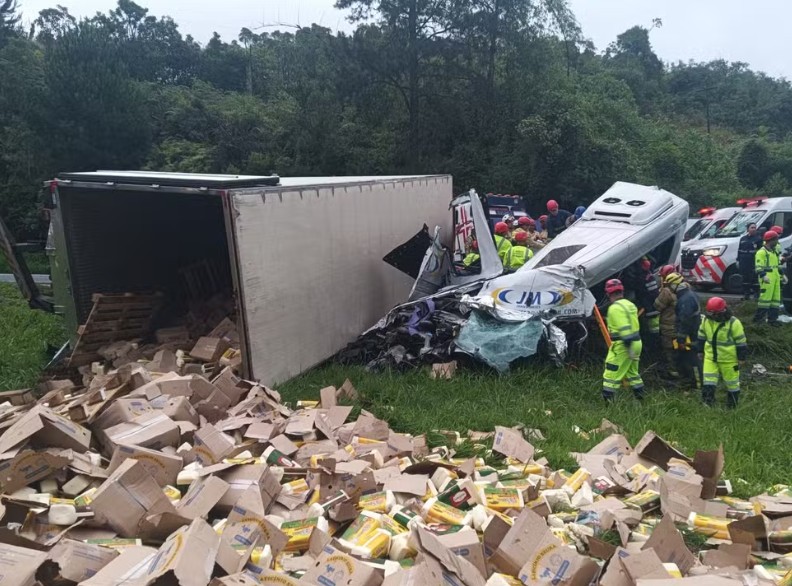 Acidente entre van e caminhão deixa seis mortos no Paraná