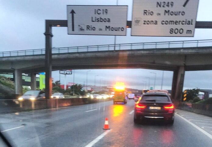 Acidente no IC19 trava trânsito na zona de Rio de Mouro, sentido Sintra-Lisboa