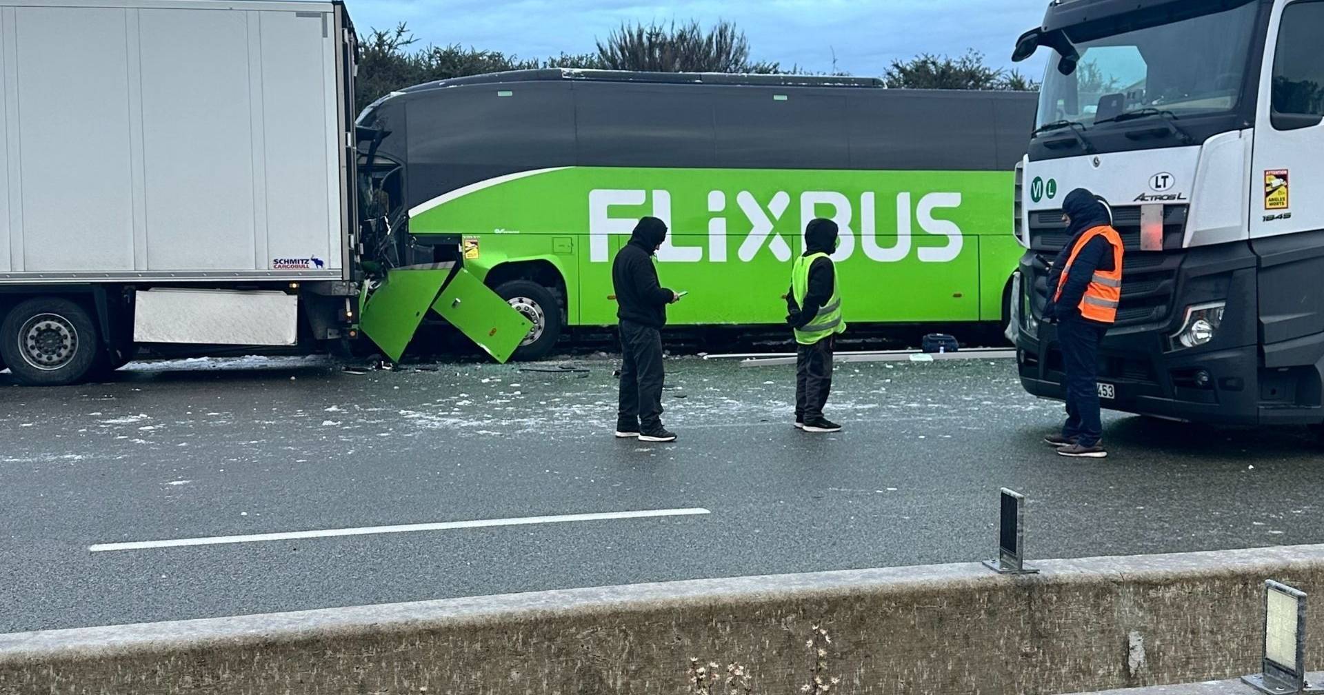 Autocarro português envolvido em acidente grave com 100 carros em França