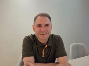 Por uso indevido da lente, ele teve parasita que come córnea e passou por quatro transplantes