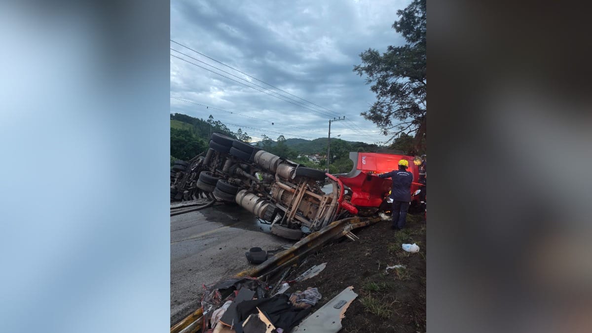 Grave acidente termina com caminhoneiro morto na BR-282 na Grande Florianópolis