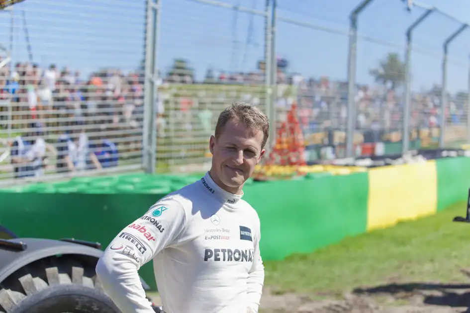 Michael Schumacher já se movimenta de cadeira de rodas após grave acidente de esqui - Jogada