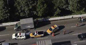 Motociclista morre em acidente com caminhão na Marginal Pinheiros; há bloqueio no local