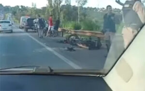 Motociclista morre em acidente envolvendo dois carros na BR-040