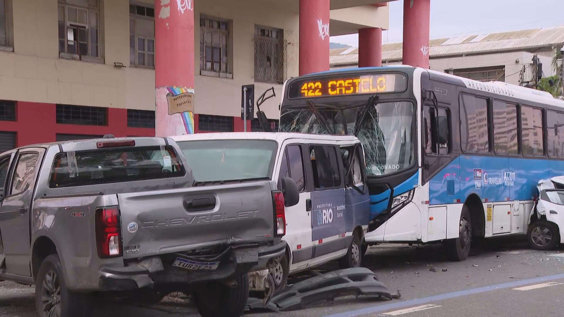 Ônibus bate em 4 veículos e interdita pista da Av. Presidente Vargas