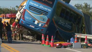 Onze pessoas morrem em acidente entre caminhão e ônibus na BR-116, no Rio Grande do Sul