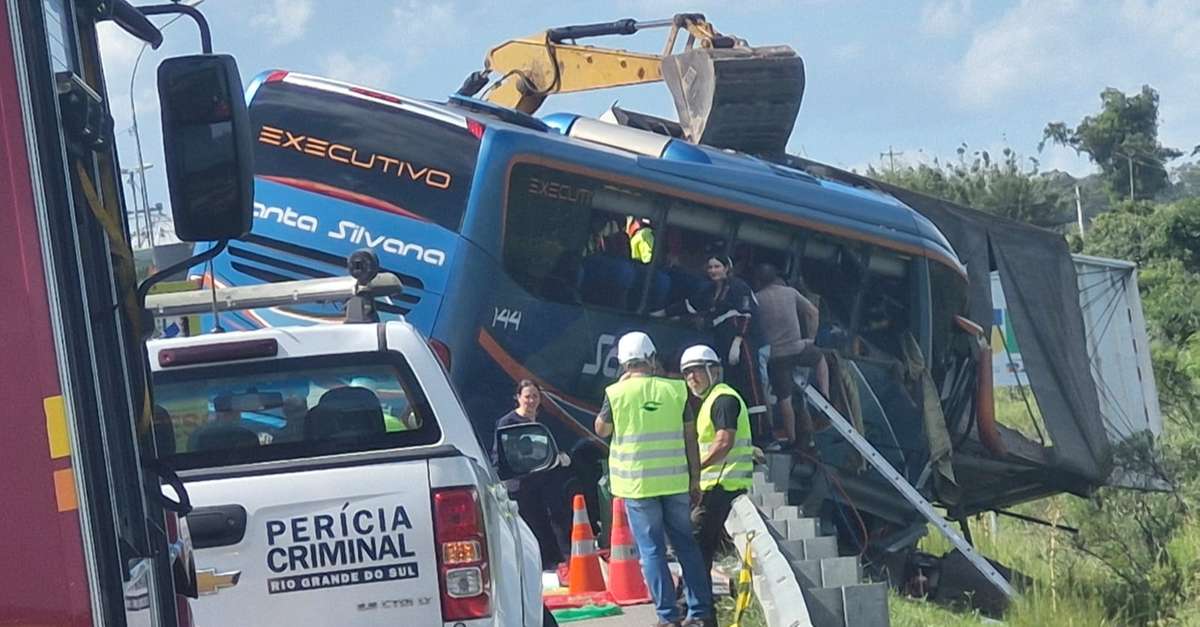 Polícia investiga acidente entre carreta e ônibus na BR 116 como homicídio culposo
