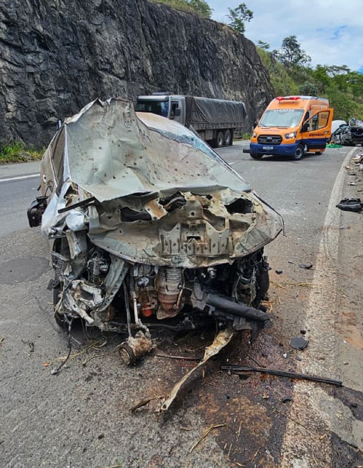 Um morre e dois ficam gravemente feridos em acidente entre carros na BR-040 - G1