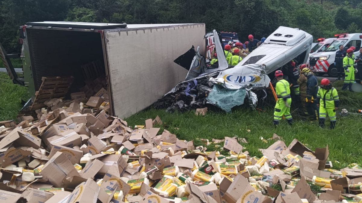 Van que vinha de culto sofre acidente e batida deixa mortos na BR-116 no PR