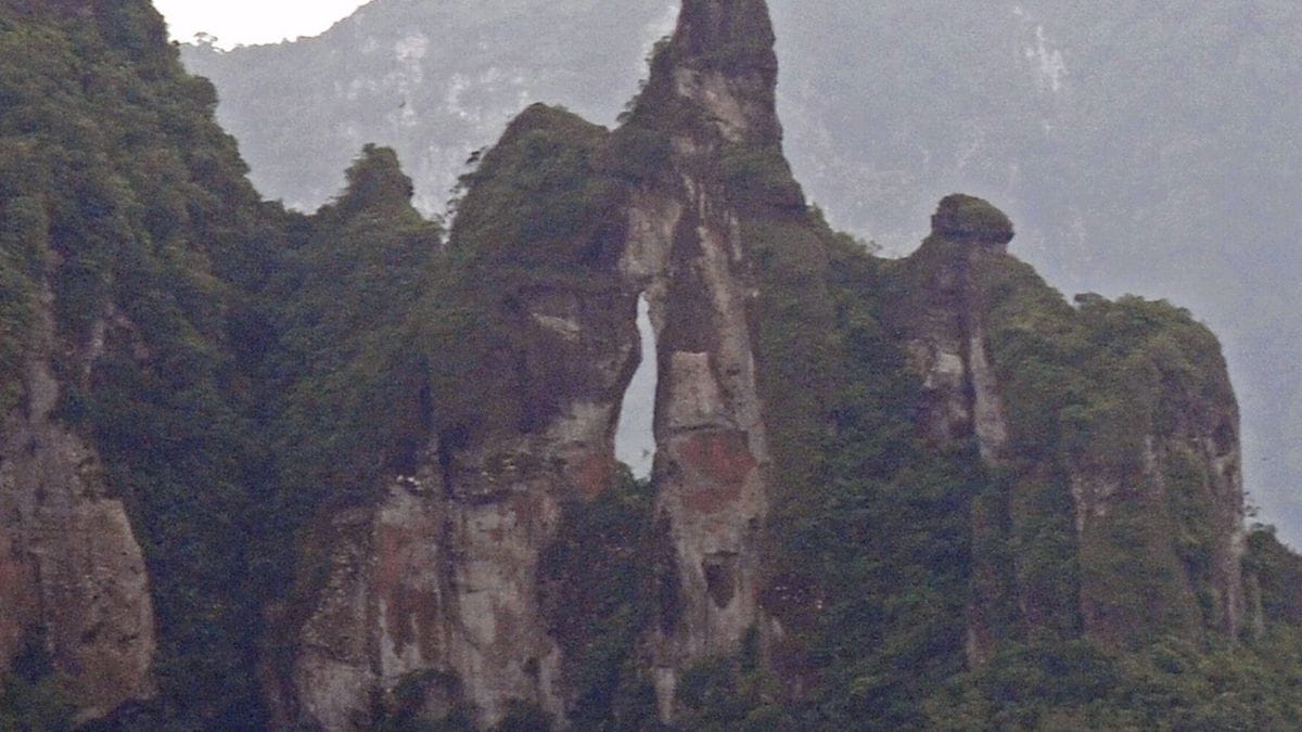 Vale das Pirâmides Sagradas encanta turistas com paisagens e cachoeiras de tirar o fôlego