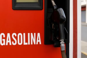 Gasolina cai 16% na refinaria, mas preço sobe 37% nos postos em 3 anos