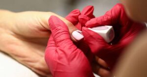 Final de semana no salão? 7 cuidados com as unhas e sua saúde