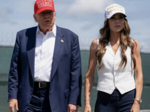 Trump anuncia saída de Kristi Noem do Departamento de Segurança Interna e indica senador para substituí-la