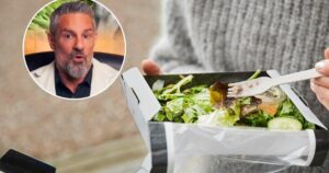 «Deja de comprar ensalada del supermercado, ¿nunca te has preguntado cómo puede estar verde una semana?»