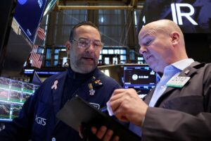 Morgan Stanley rebaixa ações globais e eleva alocação em caixa e Treasuries dos EUA