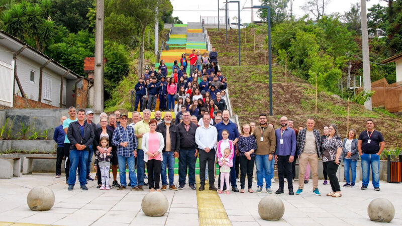 Prefeitura entrega obras da nova escadaria do bairro 1º de Maio