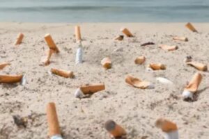 Brasil é o 4º país com praias mais sujas por bitucas de cigarros