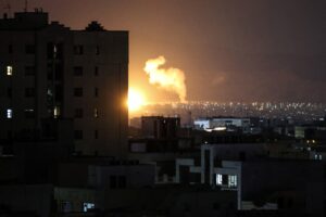 Petróleo ultrapassa US$ 100, enquanto guerra com o Irã força mais gigantes do Golfo a reduzirem a produção