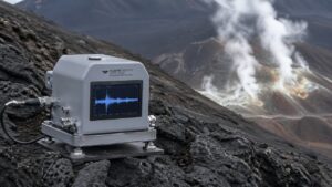 O que acontece quando sensores detectam pequenos terremotos em um vulcão monitorado em tempo real