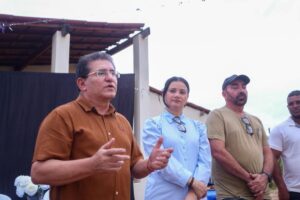 Ao lado de Romonilson e da vereadora Fabiana, Duque faz entrega de ensiladeira em São José do Belmonte – Nill Junior