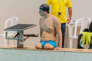 Jovem que perdeu as duas pernas e irmã em acidente sobe 5 vezes ao pódio no Meeting do Acre