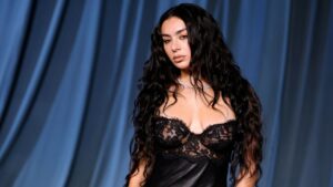 Novo álbum de Charli XCX é confirmado por acidente em meio à polêmica com Sky Ferreira
