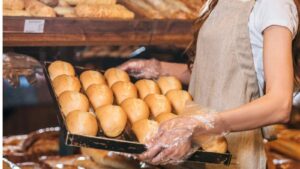 Padarias de Jundiaí recebem orientação sobre erros que elevam o risco de contaminação de alimentos