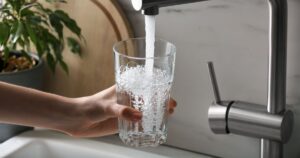 reduce la cal y las sustancias como el cloro presentes en el agua del grifo