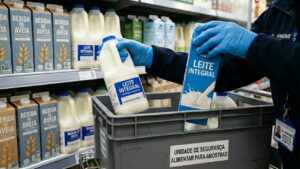 Fraude em leite leva Anvisa a suspender marca popular e alerta atinge consumidores no Brasil